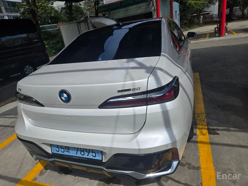 BMW i7