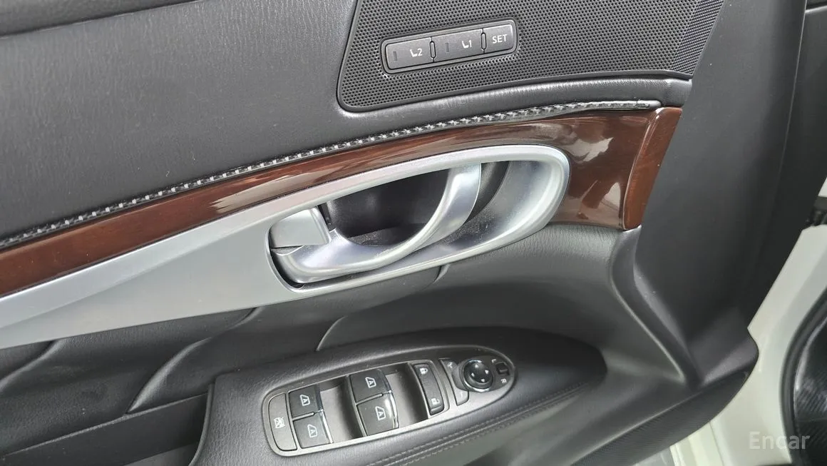 Infiniti Q70