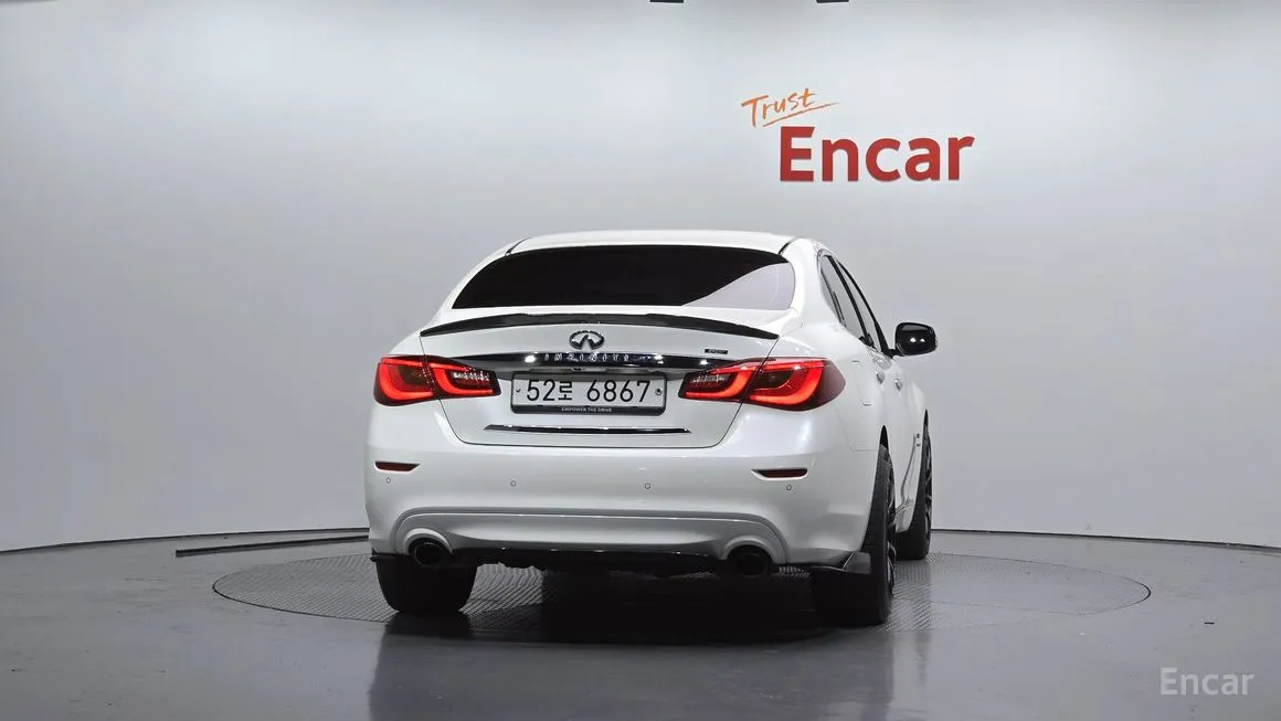 Infiniti Q70