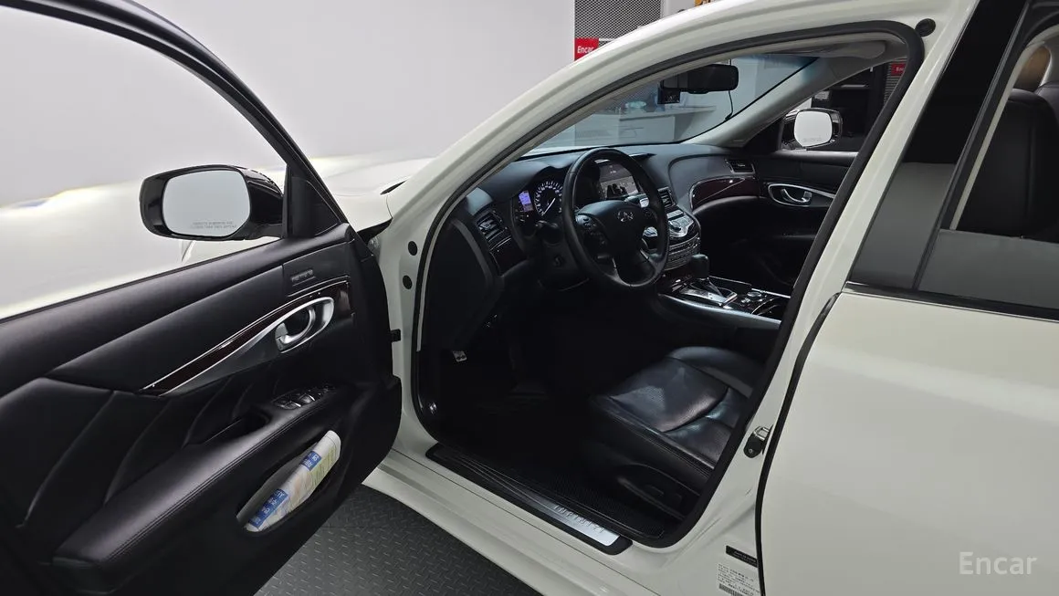 Infiniti Q70
