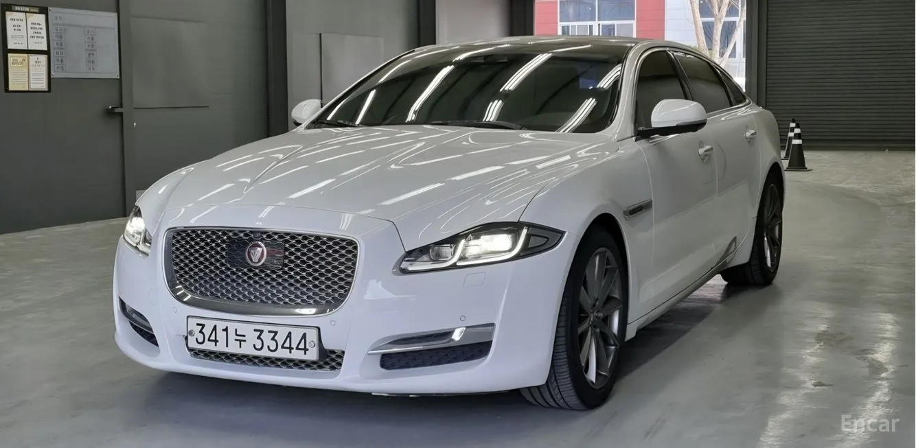 Jaguar XJ
