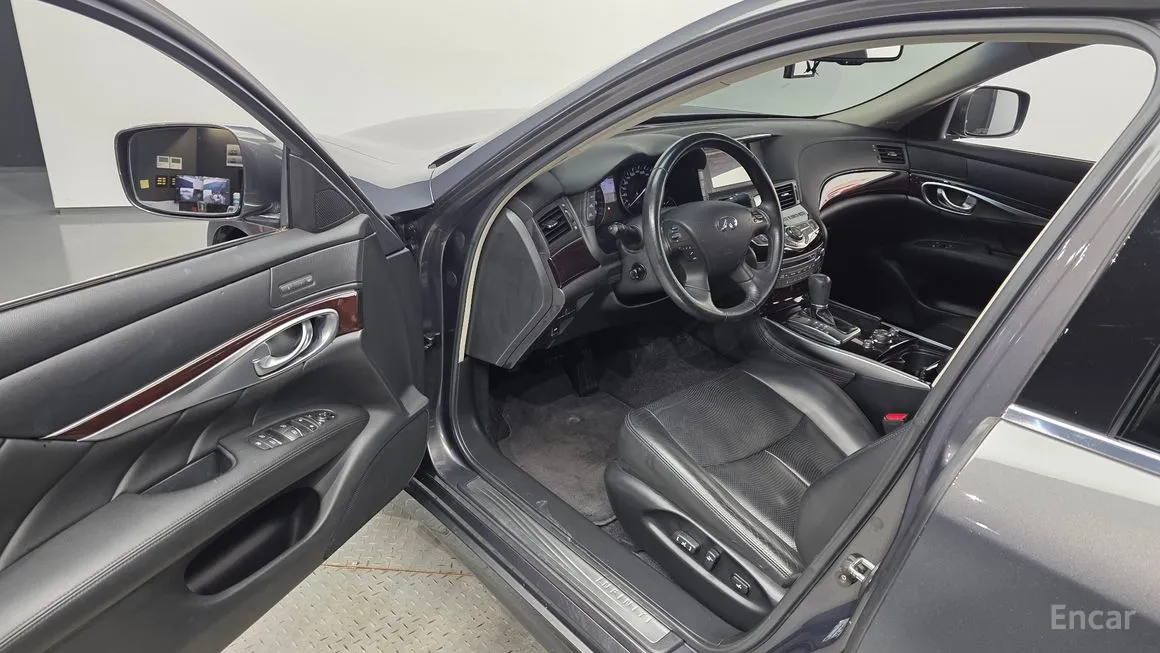 Infiniti M