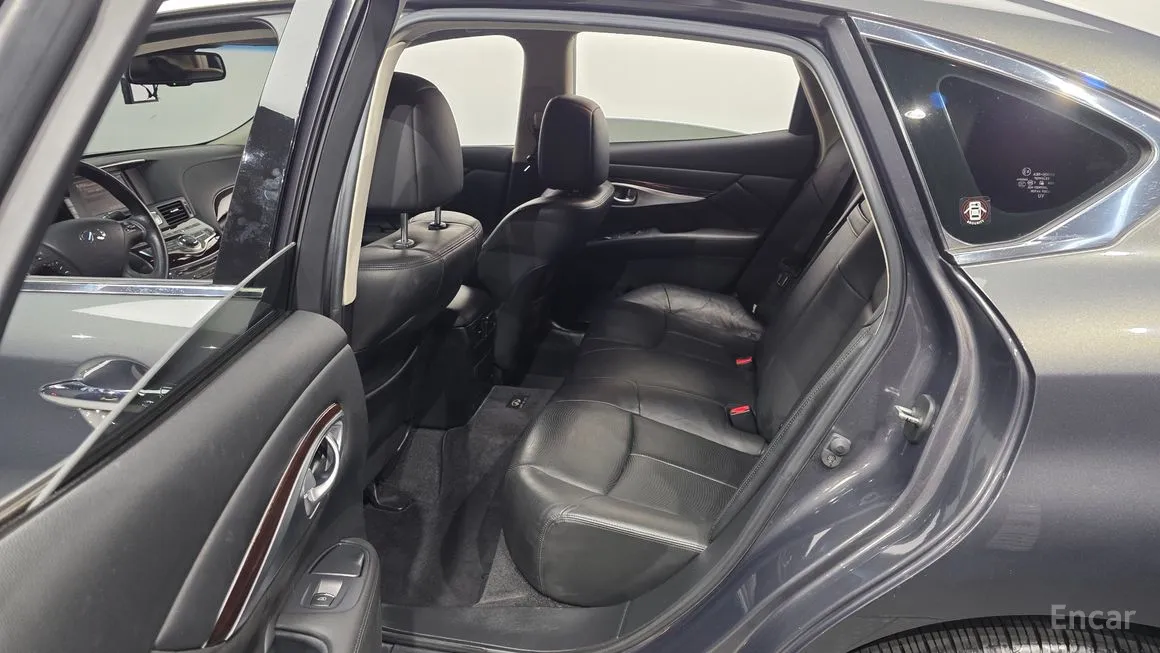 Infiniti M