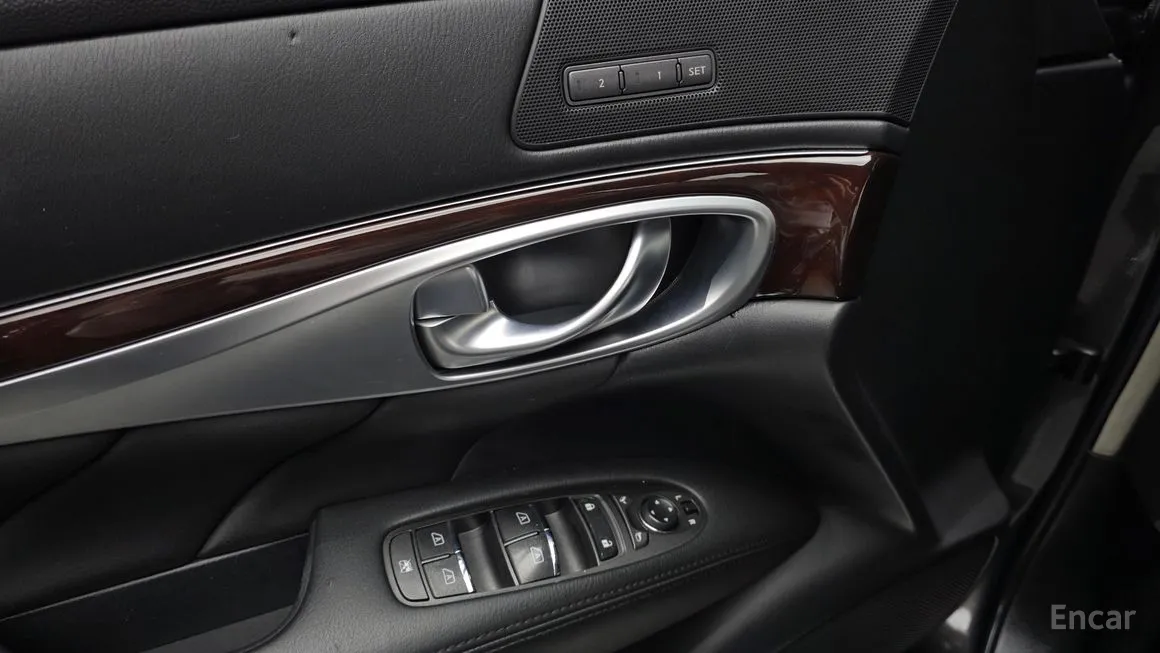 Infiniti M