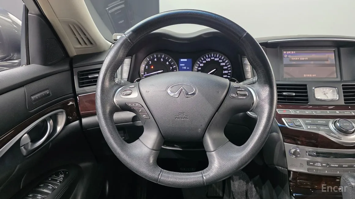 Infiniti M
