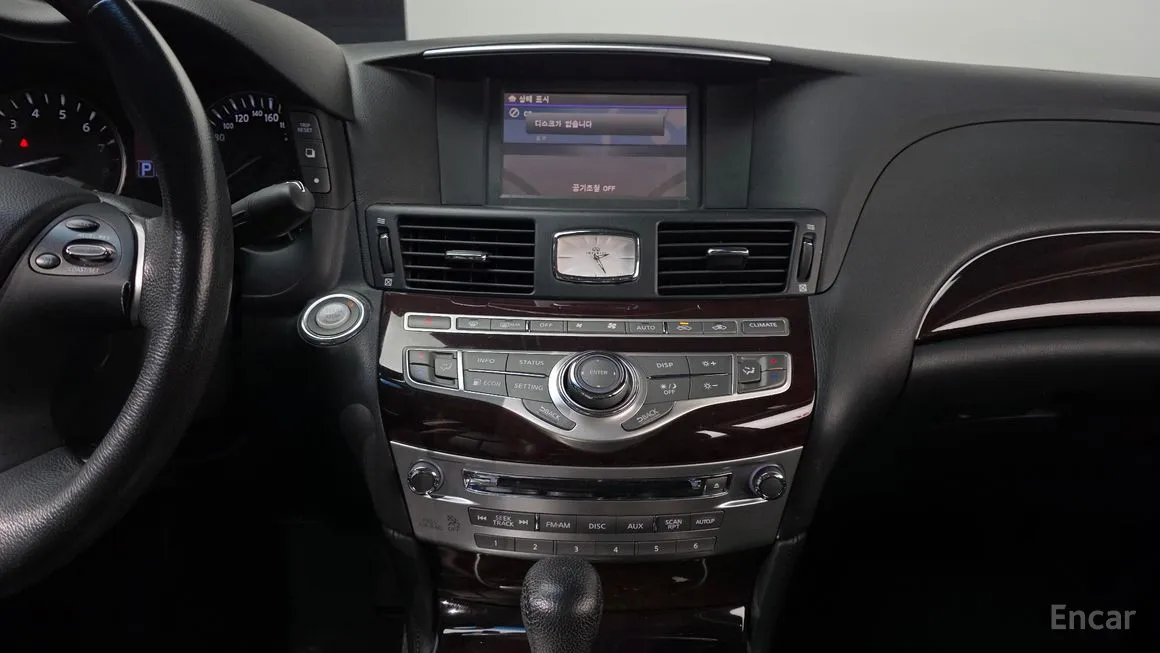 Infiniti M