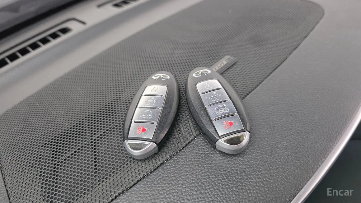 Infiniti M