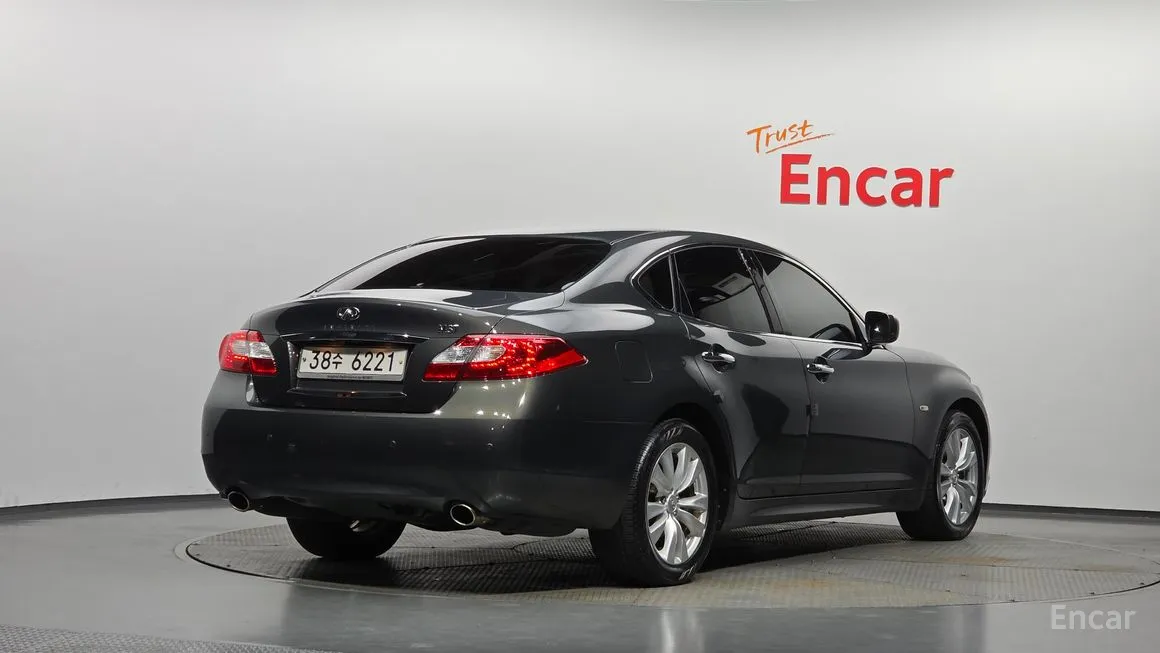 Infiniti M