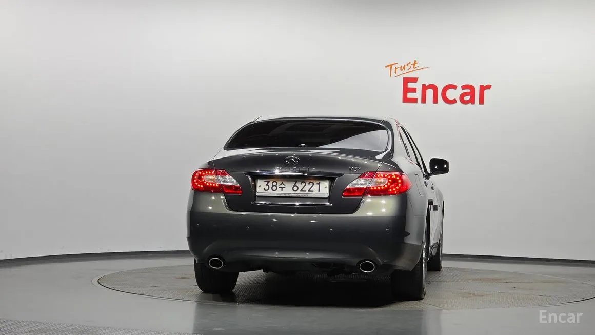 Infiniti M