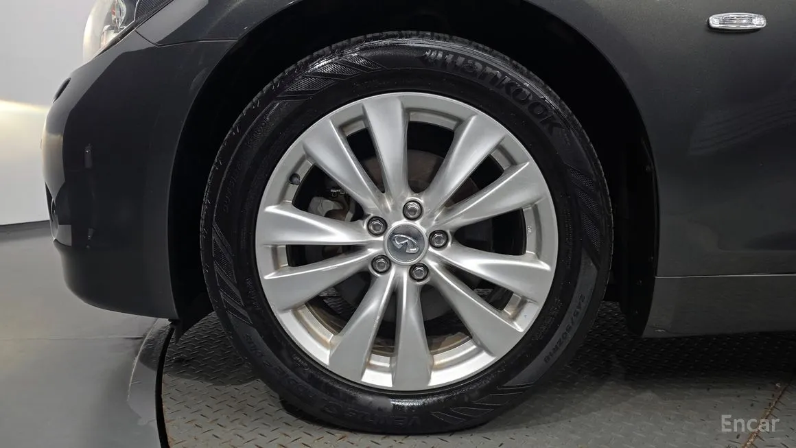 Infiniti M