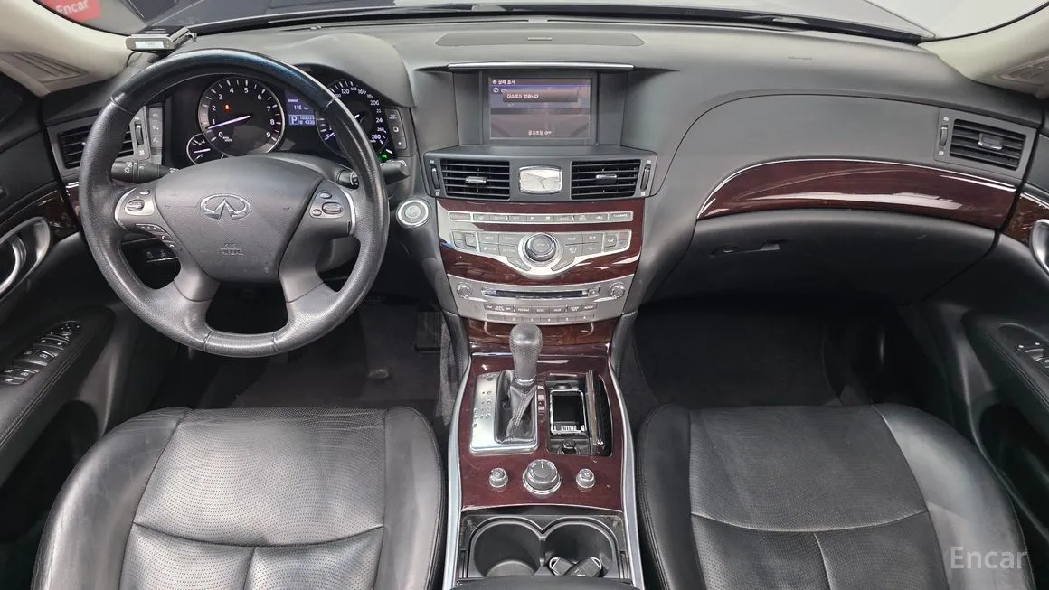 Infiniti M