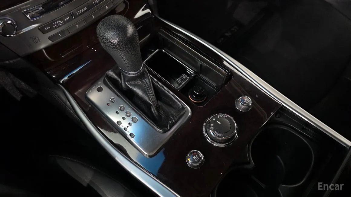 Infiniti M