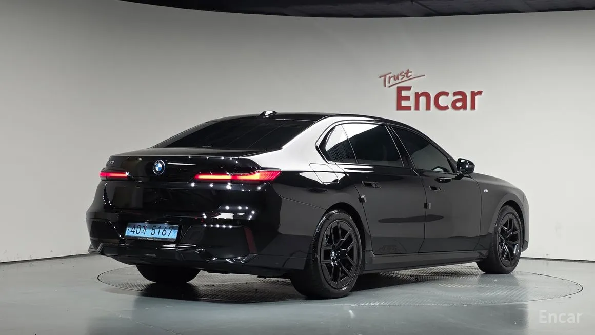 BMW i7