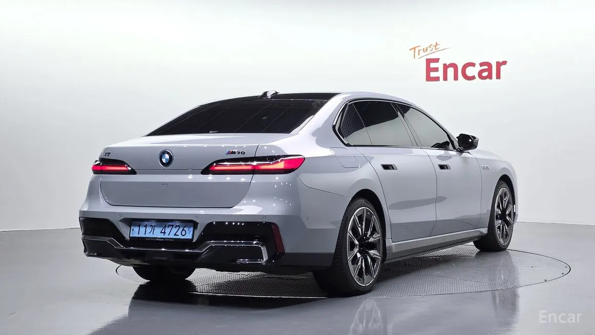 BMW i7