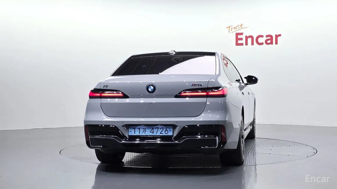 BMW i7