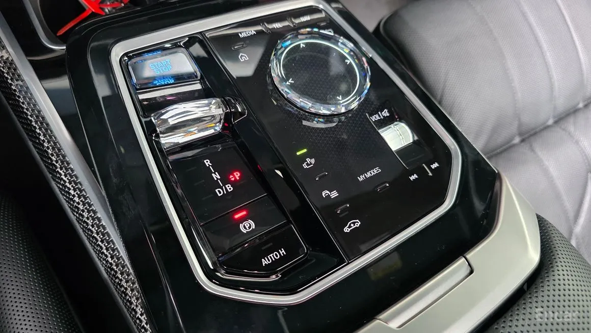 BMW i7