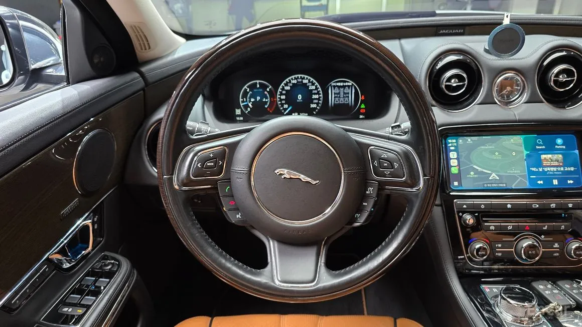 Jaguar XJ