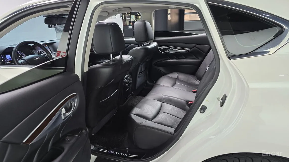 Infiniti Q70