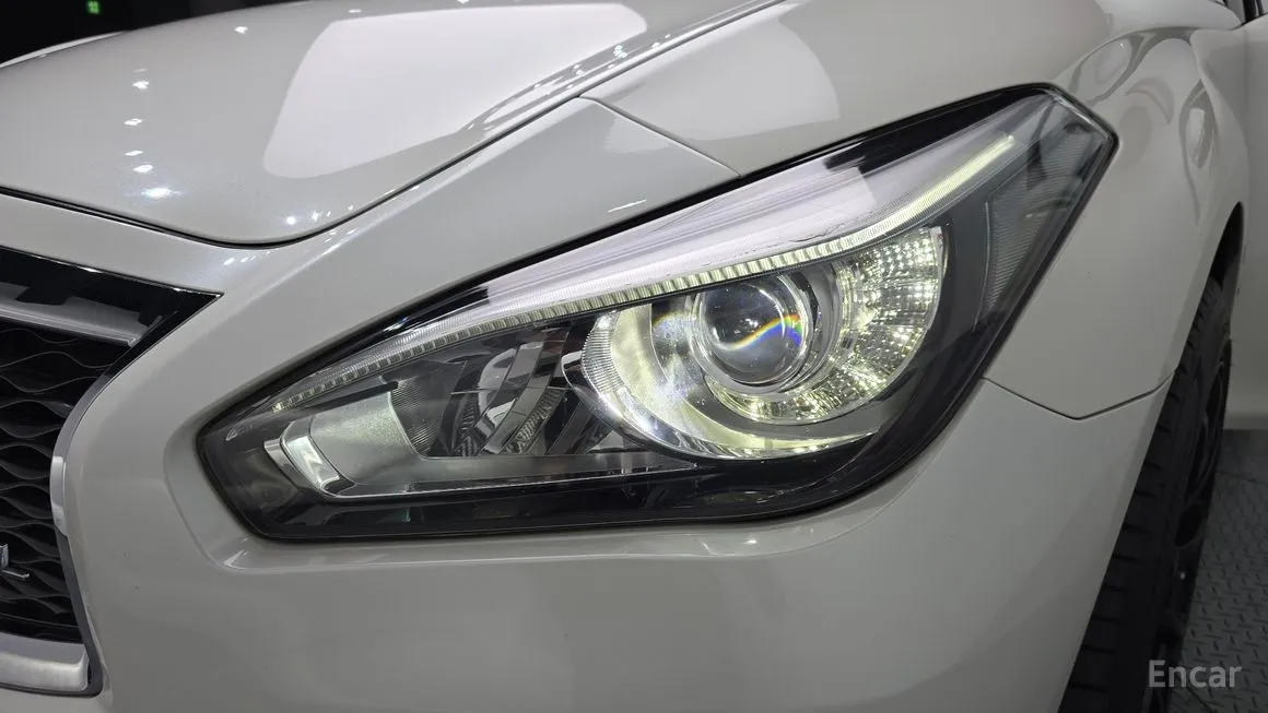 Infiniti Q70