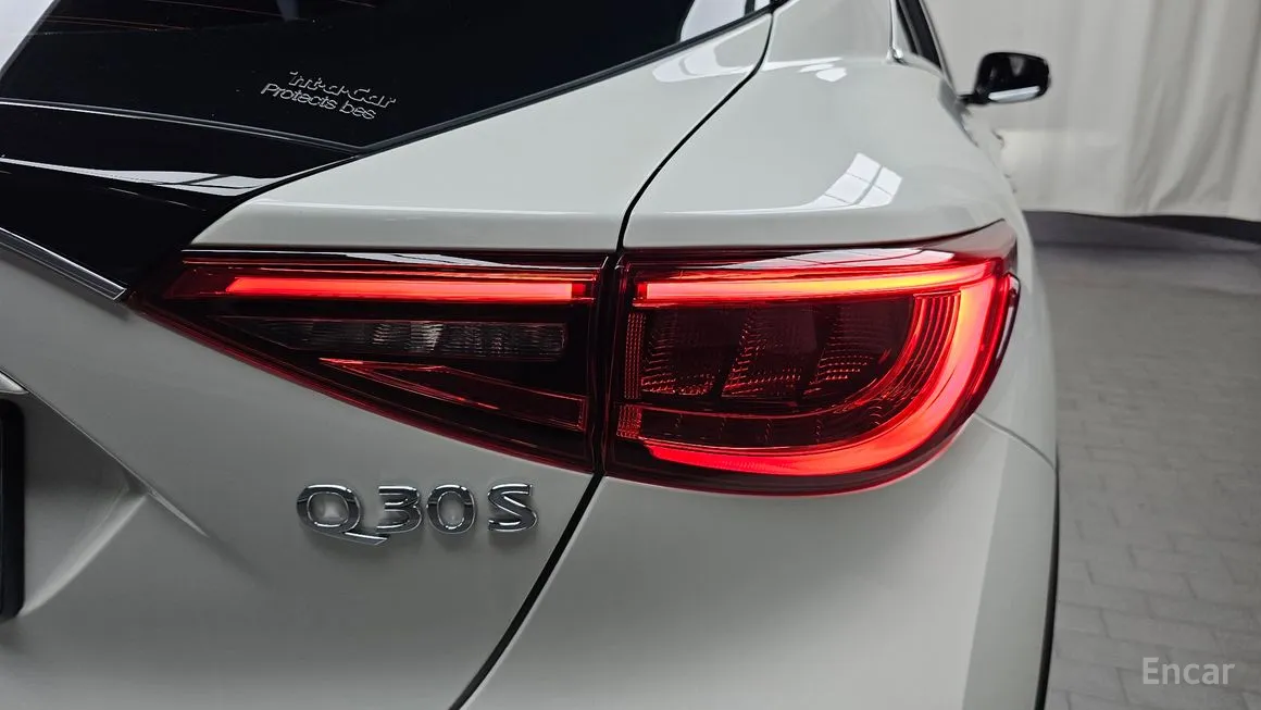 Infiniti Q30
