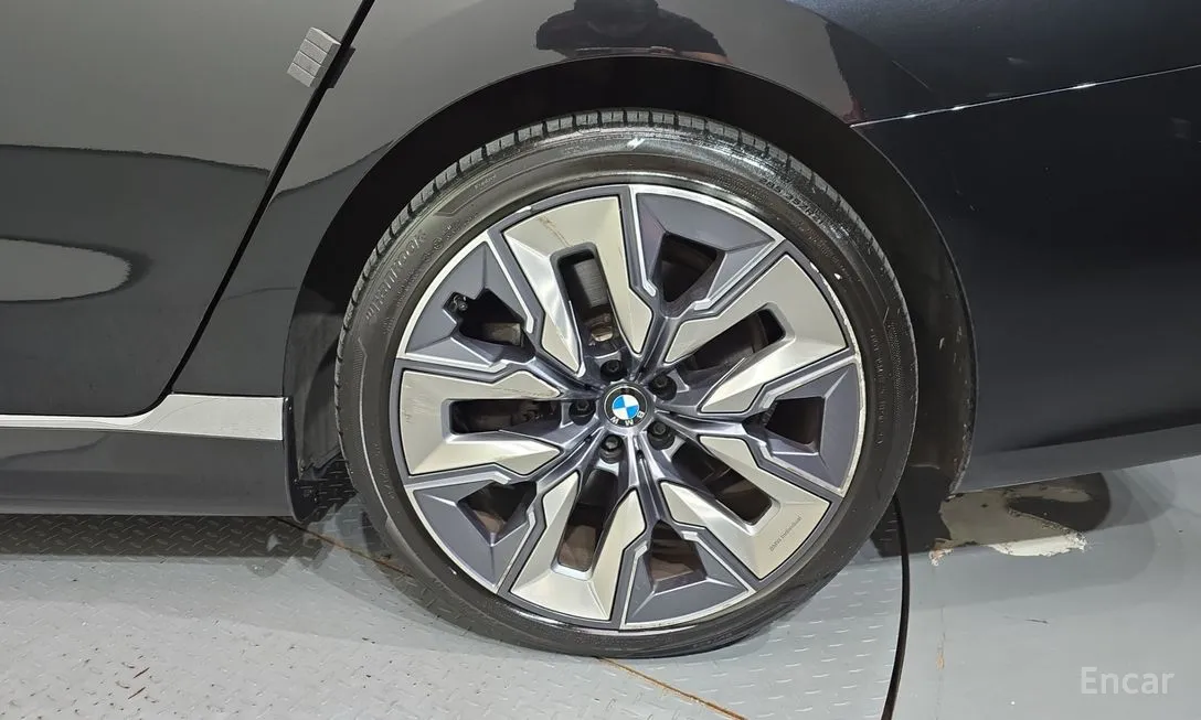 BMW i7