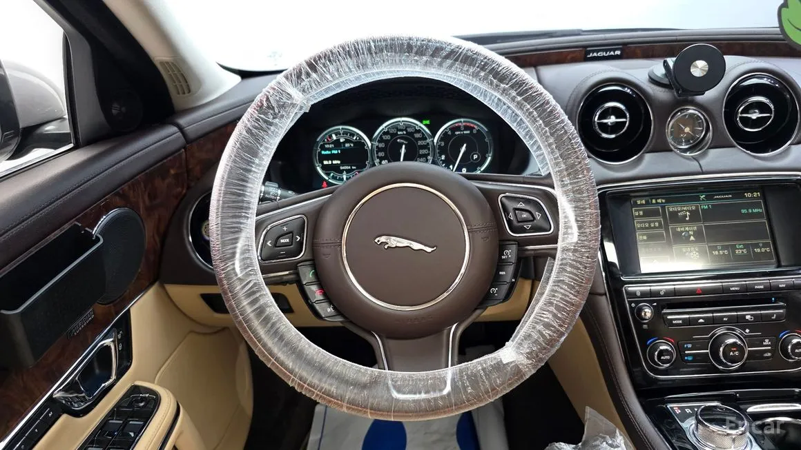 Jaguar XJ