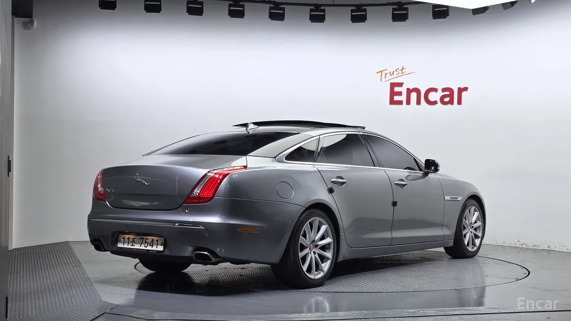 Jaguar XJ
